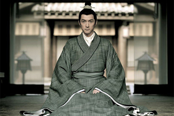 想做一个安静的古装美男，先戴上合适的假发套