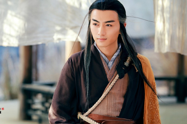 想做一个安静的古装美男，先戴上合适的假发套