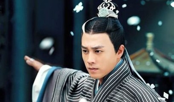 想做一个安静的古装美男，先戴上合适的假发套