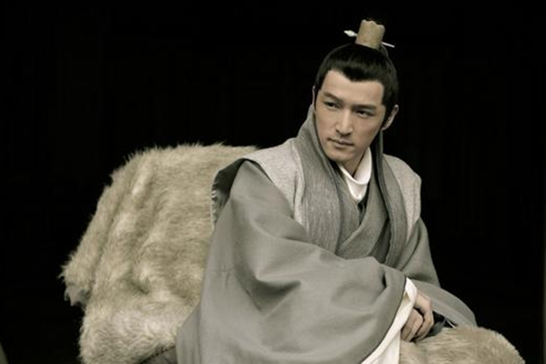 想做一个安静的古装美男，先戴上合适的假发套