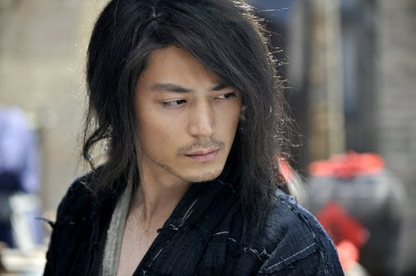 想做一个安静的古装美男，先戴上合适的假发套