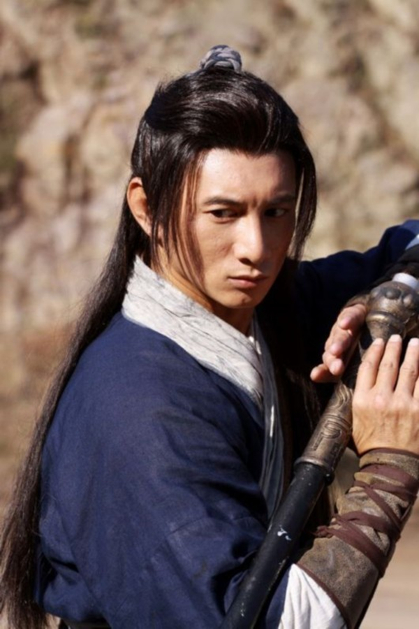 想做一个安静的古装美男，先戴上合适的假发套