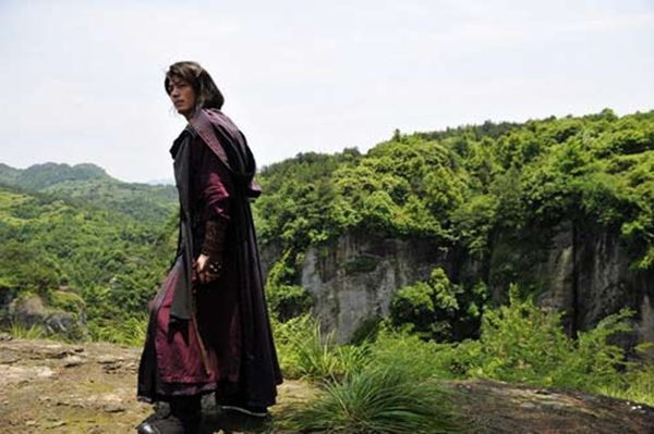 想做一个安静的古装美男，先戴上合适的假发套