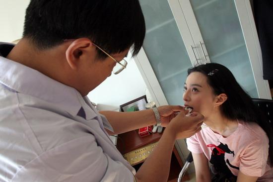 娱评｜Angelababy整没整？反正头条是整到了