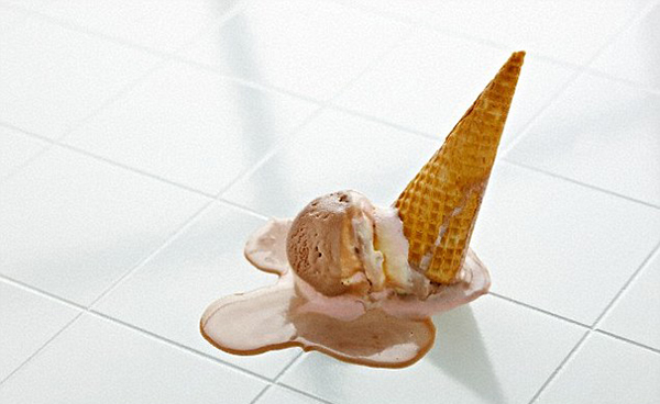 掉在地上的美食，五秒钟之内捡起来就还能吃？