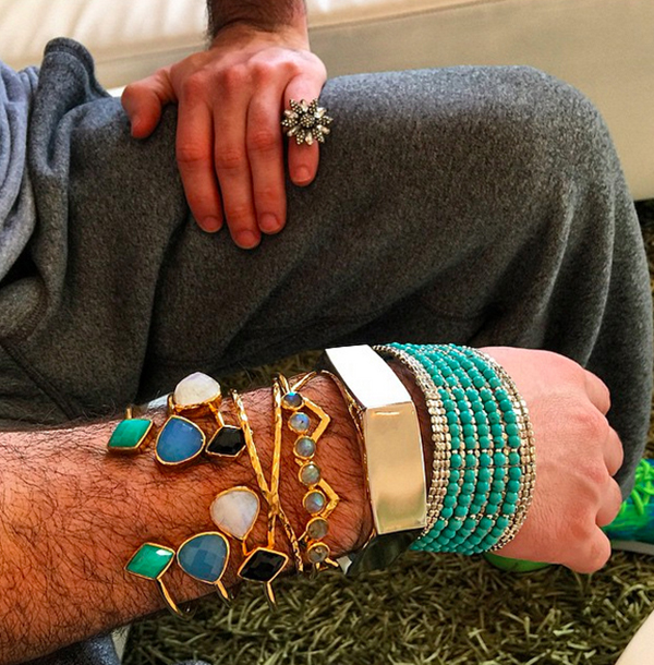 男生倾情模仿“物质女孩自拍姿态”