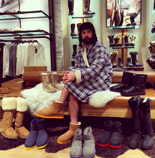 男生倾情模仿“物质女孩自拍姿态”