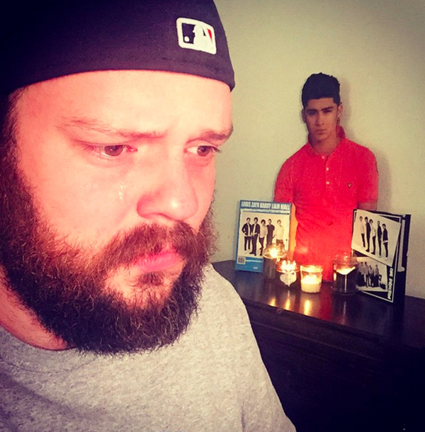 男生倾情模仿“物质女孩自拍姿态”