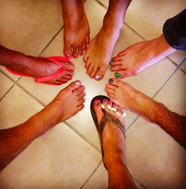 男生倾情模仿“物质女孩自拍姿态”