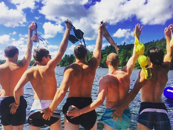 男生倾情模仿“物质女孩自拍姿态”