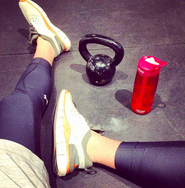 男生倾情模仿“物质女孩自拍姿态”