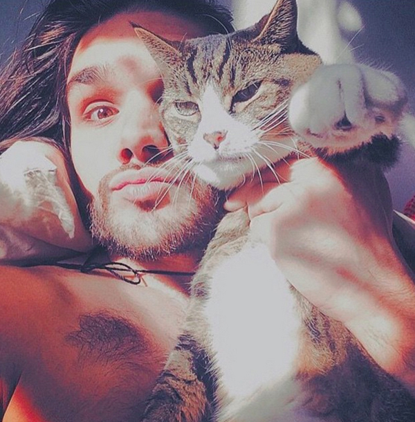 男生倾情模仿“物质女孩自拍姿态”