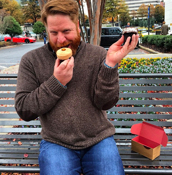 男生倾情模仿“物质女孩自拍姿态”