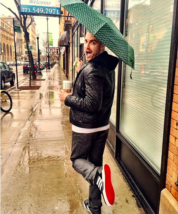 男生倾情模仿“物质女孩自拍姿态”