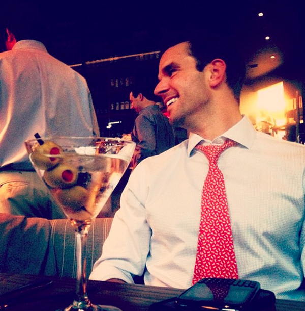 男生倾情模仿“物质女孩自拍姿态”