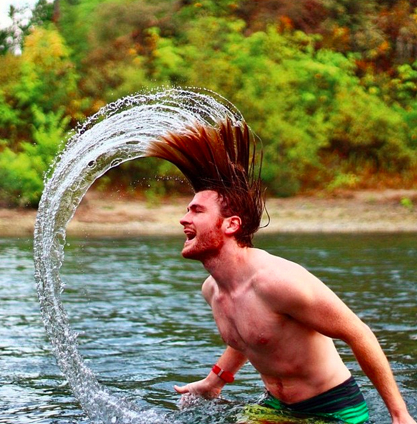 男生倾情模仿“物质女孩自拍姿态”