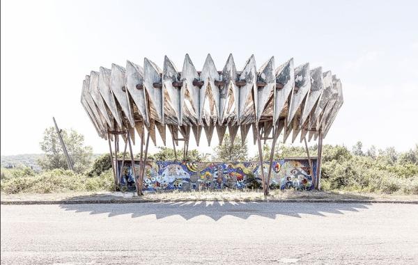 孤独的前苏联车站，如今却是荒原里的别样风景