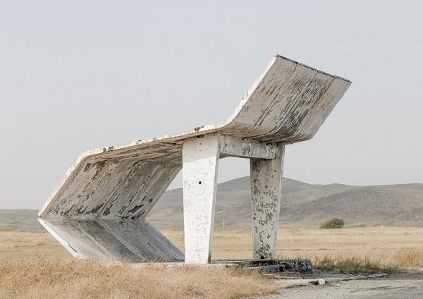 孤独的前苏联车站，如今却是荒原里的别样风景