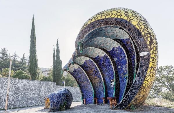 孤独的前苏联车站，如今却是荒原里的别样风景