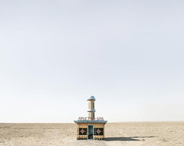 孤独的前苏联车站，如今却是荒原里的别样风景