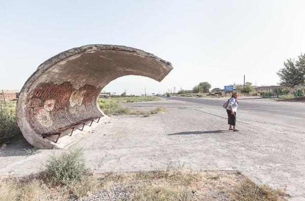 孤独的前苏联车站，如今却是荒原里的别样风景
