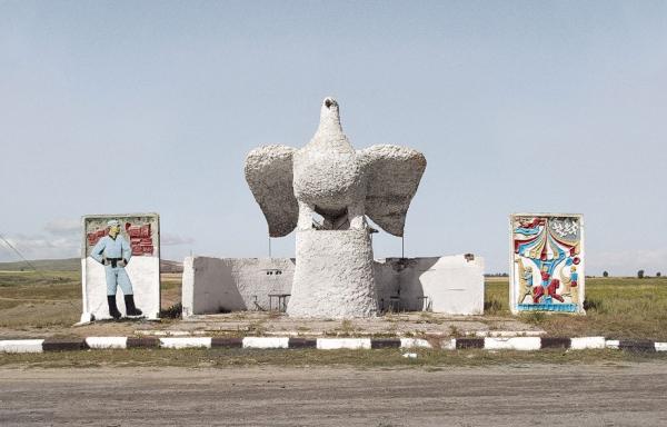 孤独的前苏联车站，如今却是荒原里的别样风景
