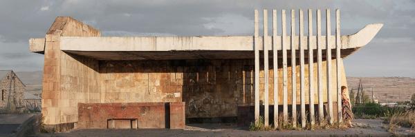 孤独的前苏联车站，如今却是荒原里的别样风景