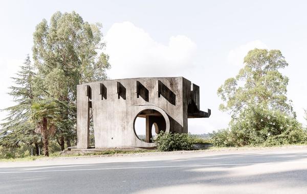 孤独的前苏联车站，如今却是荒原里的别样风景