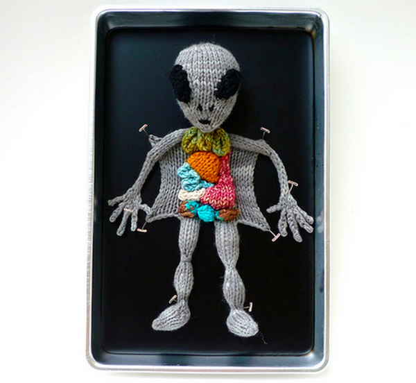 脑洞大开的她，开膛破肚的外星人和Hello Kitty