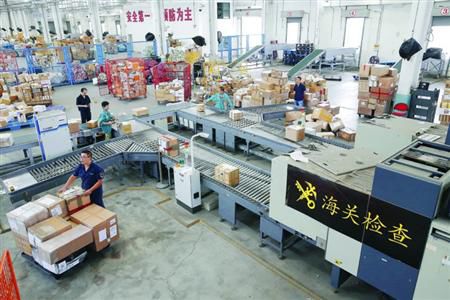 每件包裹进入X光机流水线后，不足1分钟即可查验完毕。