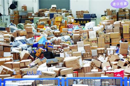 上海邮政国际邮件处理中心操作区内的进口包裹堆积如山