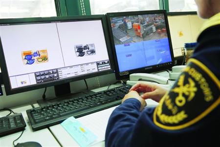 海关人员仔细查看X光机传输过来的图像