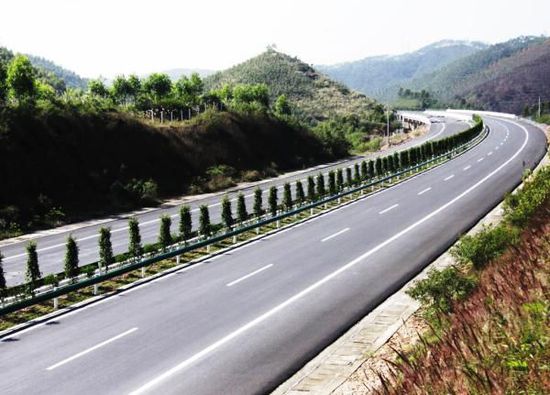 玉林至铁山港高速公路。