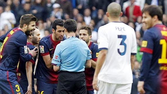 西班牙裁判被勒令“打压巴萨”，国家德比背后“水有多深”？