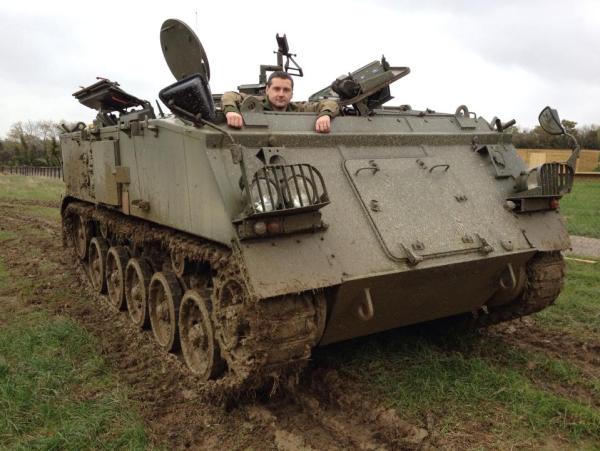 伐开心了？找个地方开坦克去！