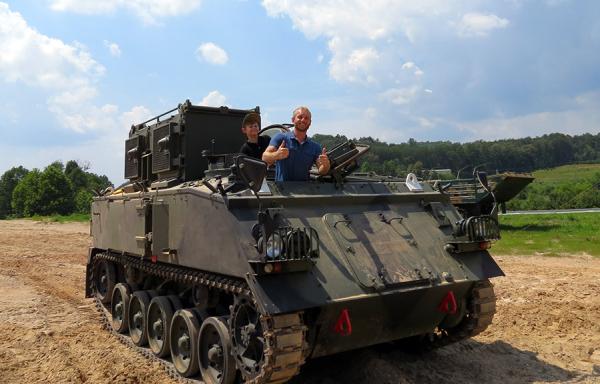 伐开心了？找个地方开坦克去！