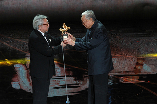 电影金马奖给田丰（右）颁奖现场