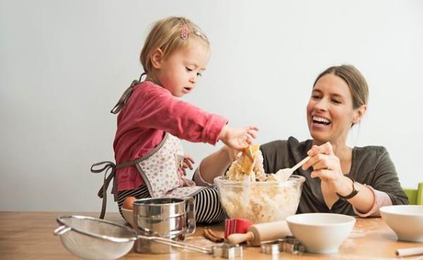 给1-2岁的宝宝，这里有10种活动让他们高高兴兴玩一天