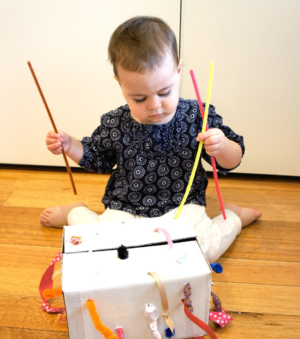 给1-2岁的宝宝，这里有10种活动让他们高高兴兴玩一天