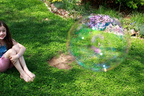 给1-2岁的宝宝，这里有10种活动让他们高高兴兴玩一天