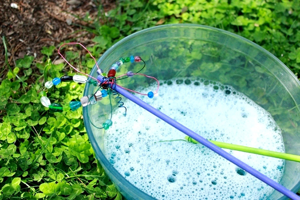 给1-2岁的宝宝，这里有10种活动让他们高高兴兴玩一天