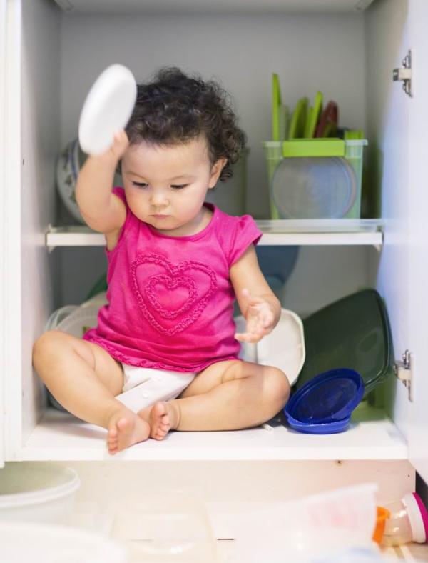 给1-2岁的宝宝，这里有10种活动让他们高高兴兴玩一天