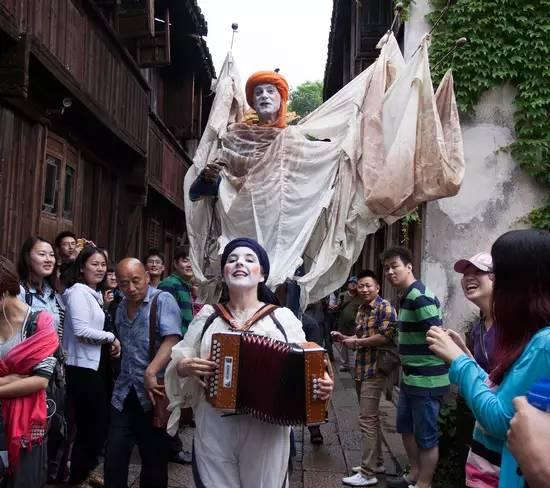 一个小镇的“文艺复兴” ：比风景更美的是艺术与普通人相遇