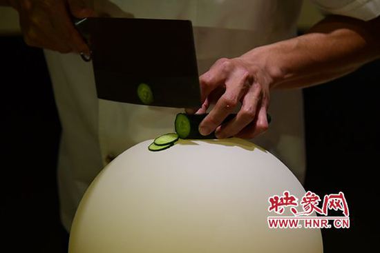 现场表演吹面团