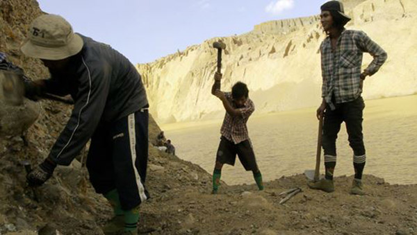 断片| 104分钟20个镜头，他想给你看真实的缅甸挖玉人