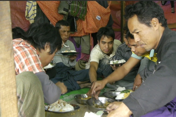 断片| 104分钟20个镜头，他想给你看真实的缅甸挖玉人