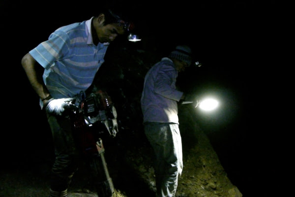 断片| 104分钟20个镜头，他想给你看真实的缅甸挖玉人