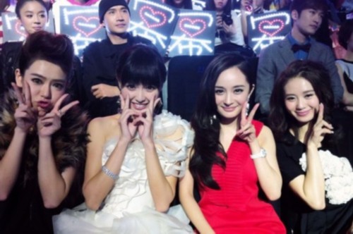 专访｜戚薇：我在娱乐圈最享受的事情就是美女好多