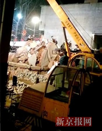 起吊机正起吊楼板，并搜寻废墟中被埋人员。目前尚有2人被埋