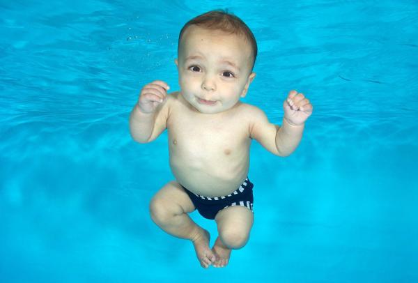 小宝宝们第一次下水，一大波萌系表情正在袭来